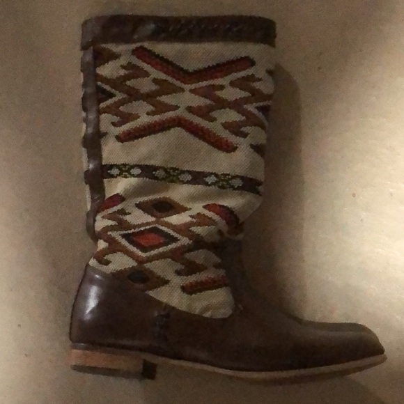 Woman’s size 9 Aztec print boots - Picture 3 of 6